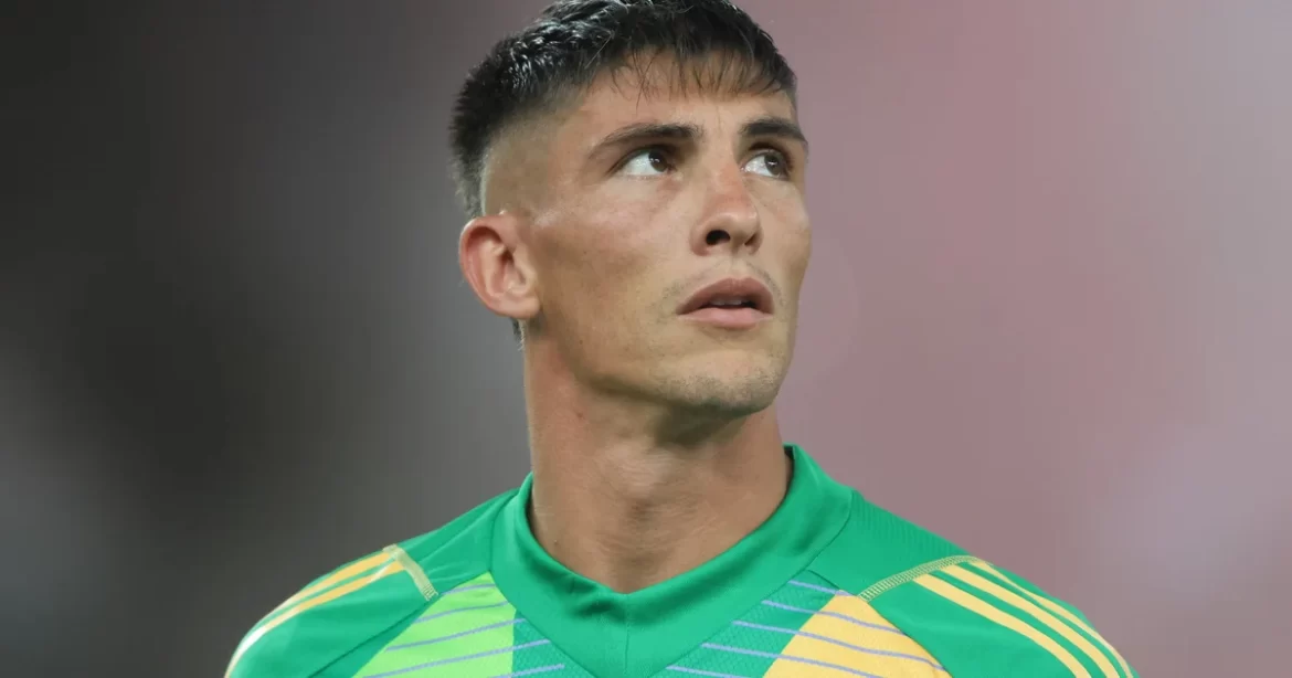 Goleiro Rochet do Internacional realizando uma defesa espetacular em campo.