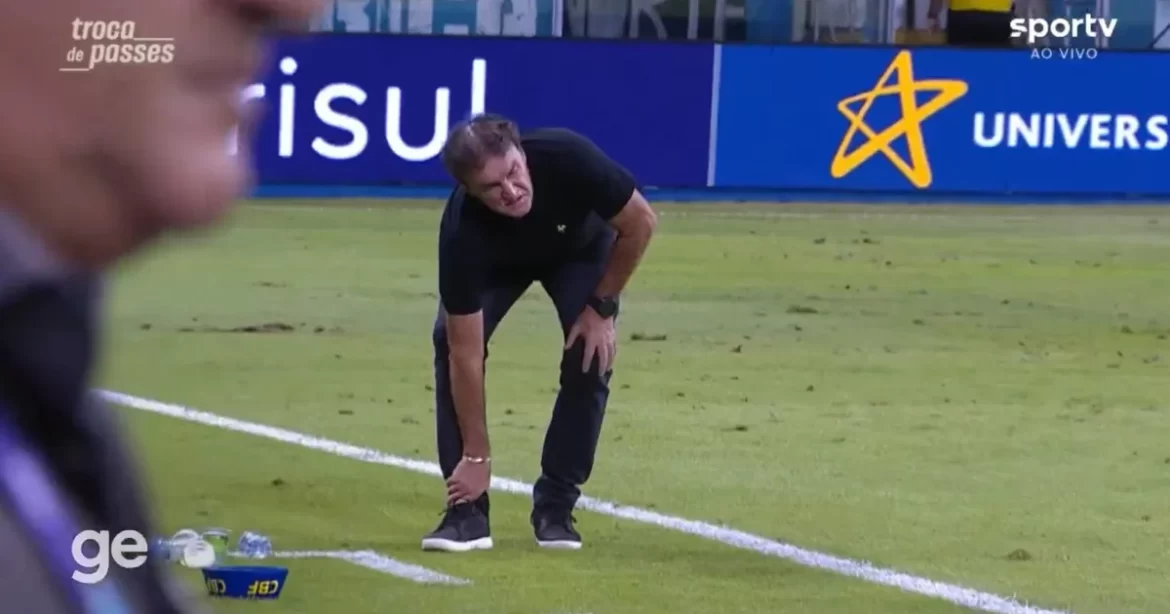 Vegetti com os braços erguidos após marcar o gol contra o Santos.